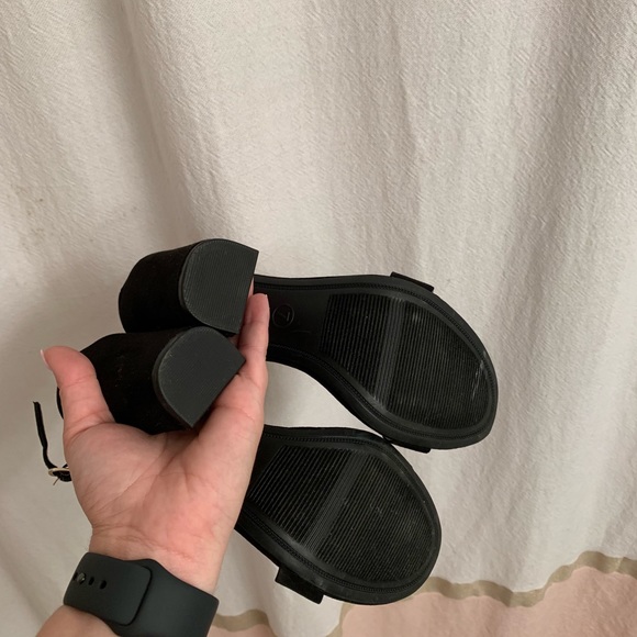 SOLD Black heels - Picture 3 of 4